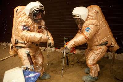 Volunteers begin virtual Mars 'space walk' (Images)