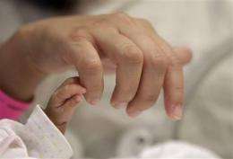 手掌大小的婴儿是世界上最小的婴儿之一(美联社)