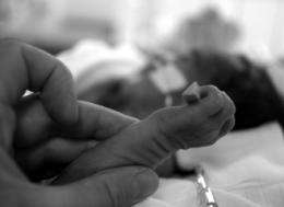 Left hand - right hand, premature babies make the link!