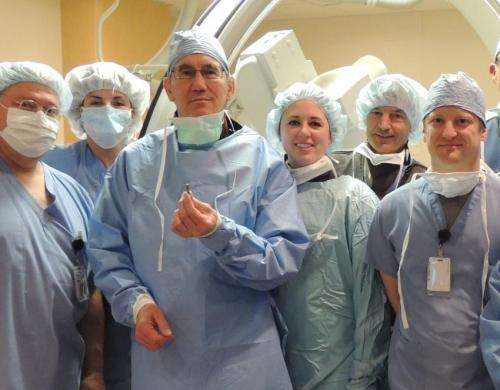 明尼阿波利斯心脏研究所基金会植入了世界上第一个最小的心脏起搏器