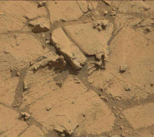 Curiosity rover peers at rocks of Mount Sharp