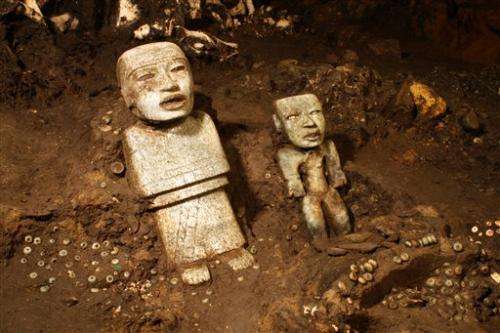 Mexico archaeologists explore Teotihuacan tunnel (Update)