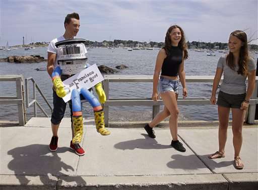 Hitchhiking robot embarks on coast-to-coast tour across US
