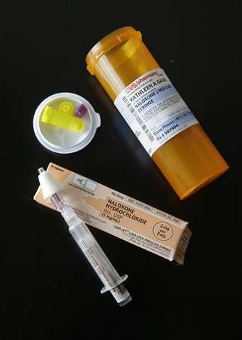 在海洛因祸害，学校储存过量解毒剂