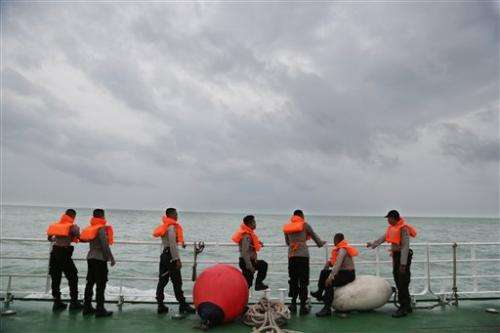 Divers try to reach suspected AirAsia wreck site