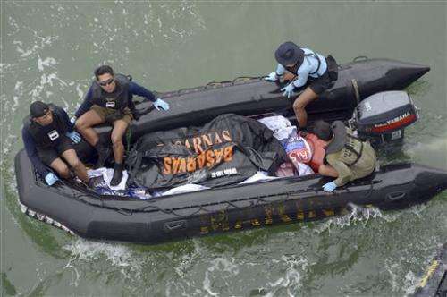 Divers try to reach suspected AirAsia wreck site