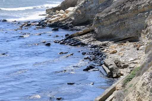 Efforts underway to scrub spilled oil from California coast (Update)