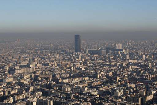 Paris bans half of cars to tackle new peak of pollution