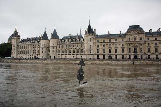 Seine up to highest level in 35 years, Paris landmarks shut
