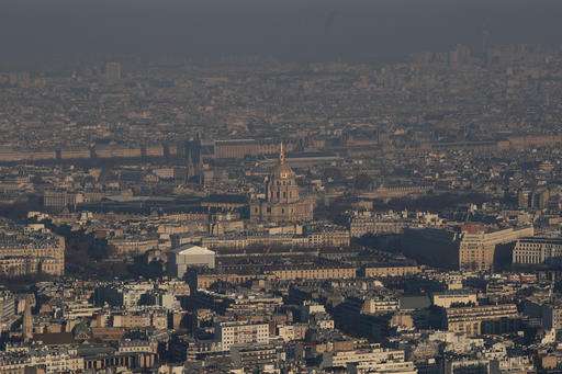 Paris bans half of cars to tackle new peak of pollution