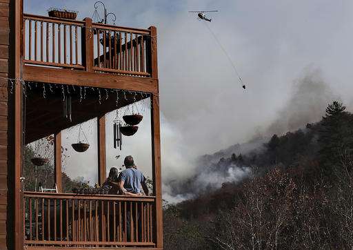 Relentless smoke spreads fear at edge of southern wildfires