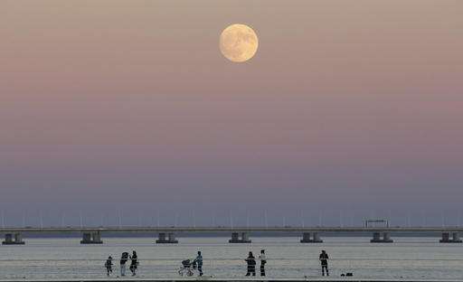 PHOTO GALLERY:  Supermoon puts on a show around the world