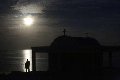 PHOTO GALLERY:  Supermoon puts on a show around the world