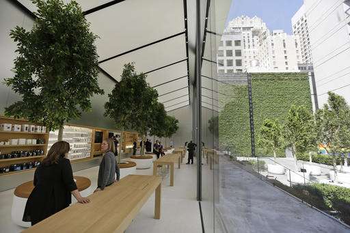 Apple's stores getting new look as other retailers struggle (Update)