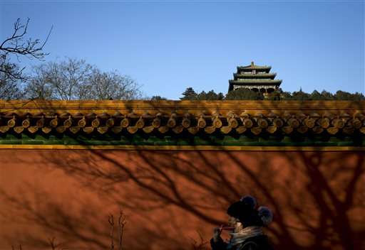 Beijing says pollution lessened in 2015 despite smog alerts