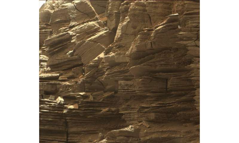 Mars rover Curiosity views spectacular layered rock formations