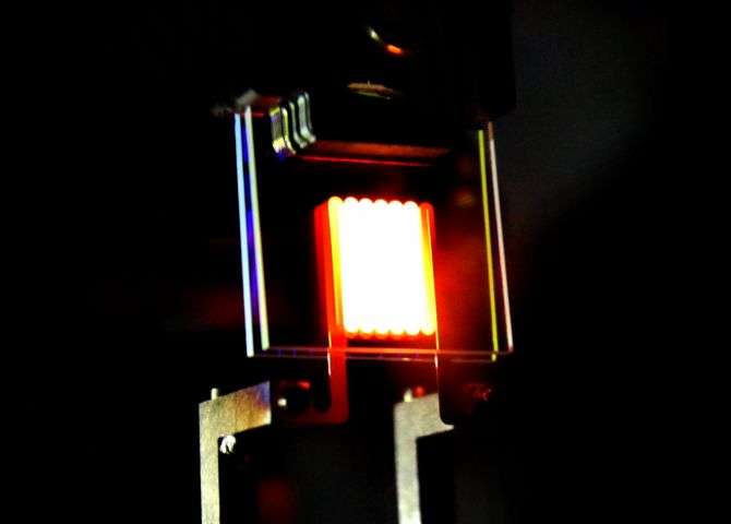 A nanophotonic comeback for incandescent bulbs?