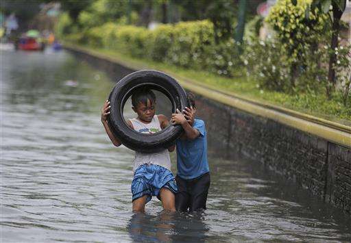 Typhoon drenches Taiwan, kills 2 people; floods hit Manila