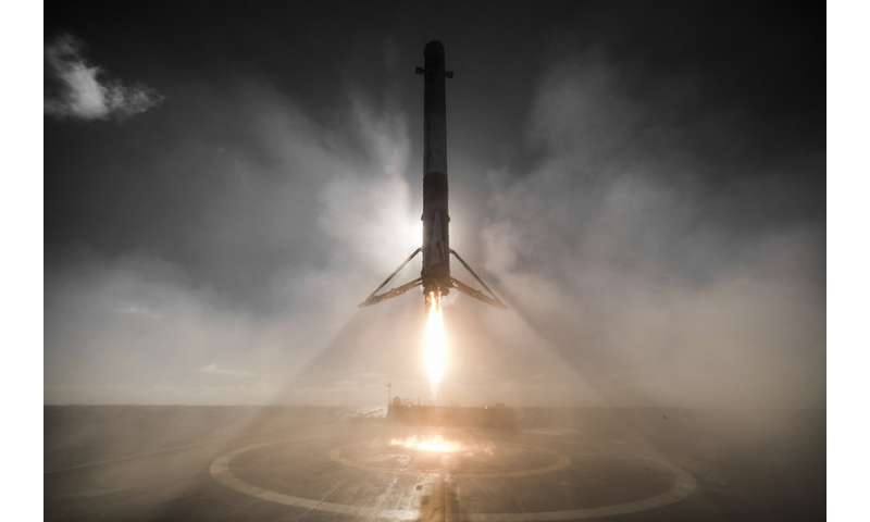 Amazing SpaceX images highlight perfect Falcon 9 landing