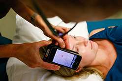智能手机在皮肤检查中的早期发现黑素瘤的作用