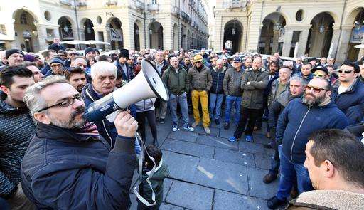Italian taxi drivers stage wildcat strike over pro-Uber bill