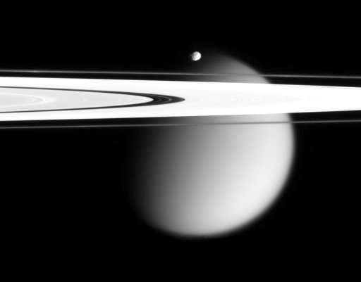 Spacecraft flies between Saturn and rings in historic 1st