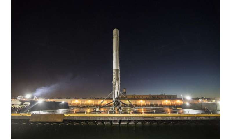 Amazing SpaceX images highlight perfect Falcon 9 landing