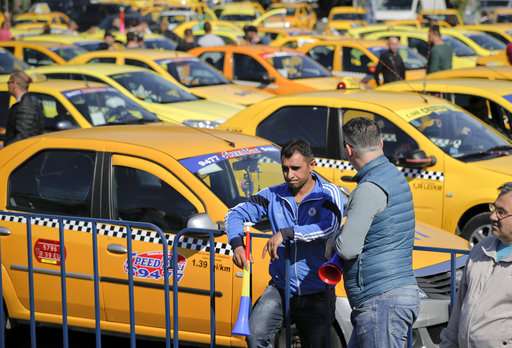 Romania: hundreds of taxis, buses protest against Uber