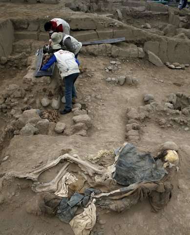 Peru discovers in pre-Incan site tomb of 16 Chinese migrants