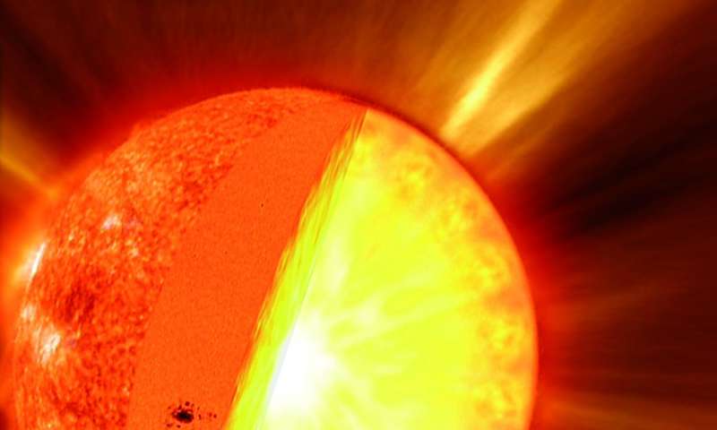 El centro del Sol es un lugar muy frío para las reacciones nucleares: la probabilidad de que haya una fusión entre dos protones es increíblemente pequeña (pero no cero.)  Sin embargo hay tantos protones en el centro del Sol que el resultado es muchas fusiones ocurriendo cada segundo.  Crédito: SOHO/NASA/ESA.
