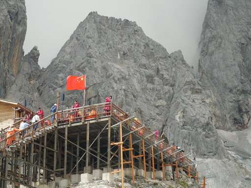Melting glacier in China draws tourists, climate worries