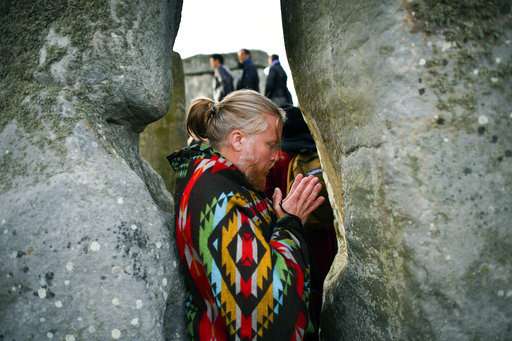 Thousands celebrate summer solstice at Stonehenge