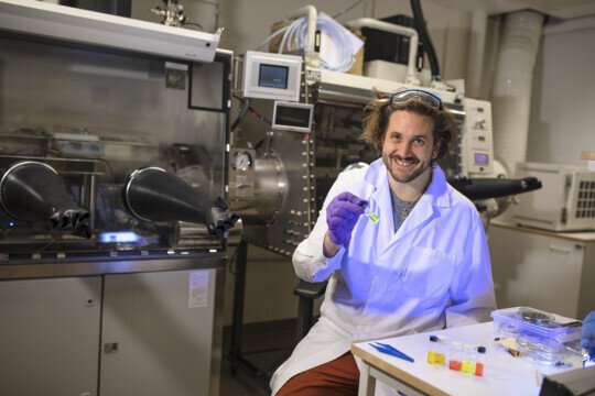 Bright and efficient light without rare metals