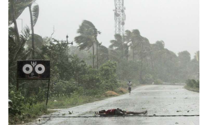 Strong cyclone lashes east India, impacts Asian subcontinent