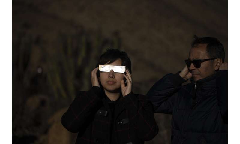 Thousands marvel as total eclipse darkens Chile, Argentina