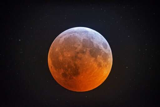 2-for-1: Total lunar eclipse comes with supermoon bonus