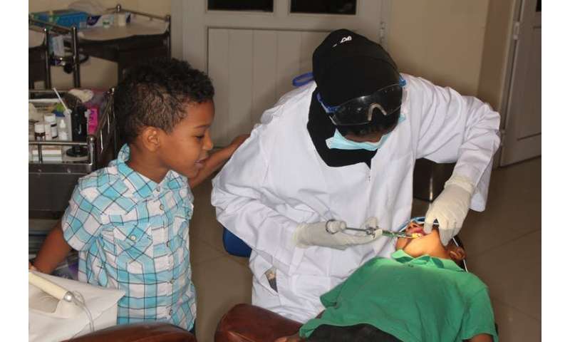 拯救苏丹儿童的牙齿——无需麻醉或钻牙
