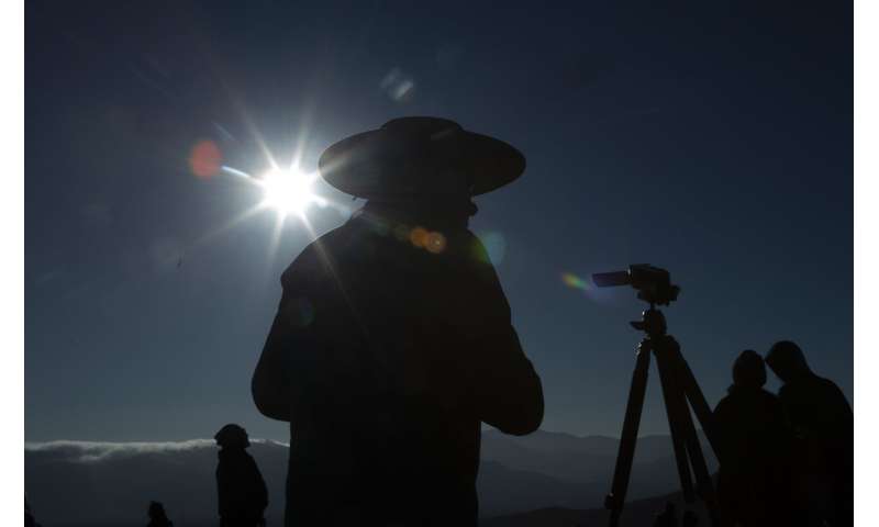 Thousands marvel as total eclipse darkens Chile, Argentina