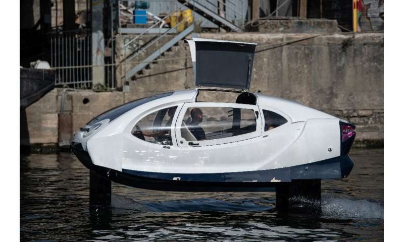 'Flying' river taxi tests Seine waters in Paris