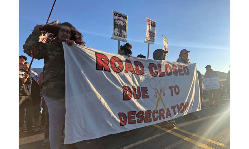 Telescope viewing suspended as protesters block Hawaii road