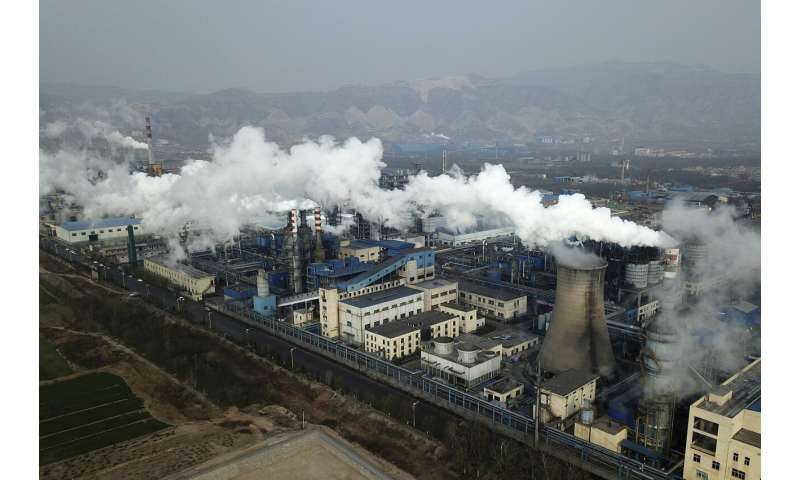 China plans new coal plants, trims support for clean energy