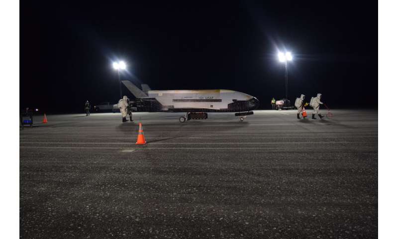 Air Force's mystery space plane lands, ends 2-year mission - Phys.org