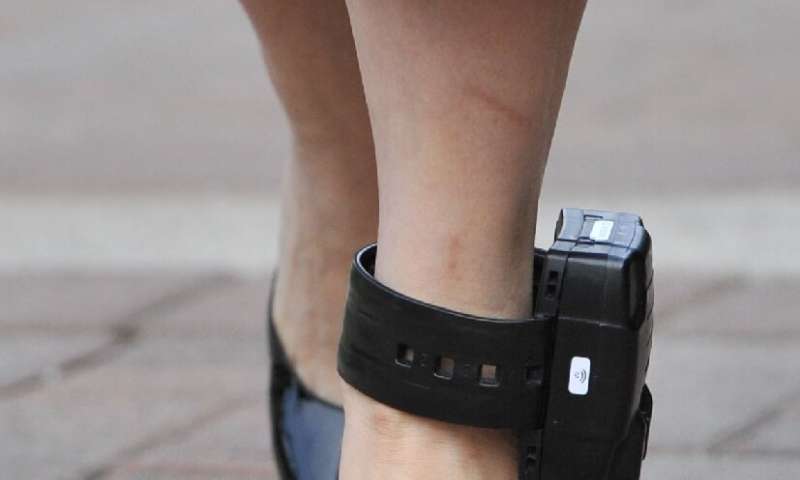 Il CFO di Huawei Meng Wanzhou ha lasciato la sua casa di Vancouver dove è detenuta per un'udienza in tribunale all'inizio di ottobre indossando una caviglia