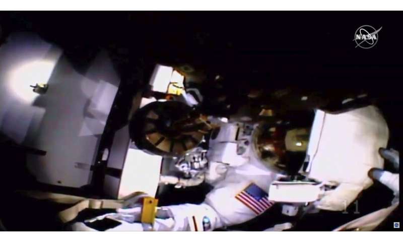 Astronaut completes spacewalk without helmet camera, lights