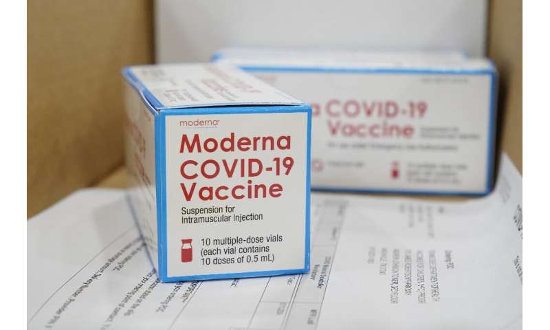 包含现代Covid-19疫苗的盒子准备在橄榄树店的McKesson配送中心运输