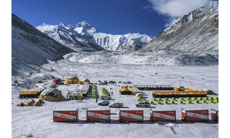 Chinese survey team plans to summit deserted Everest