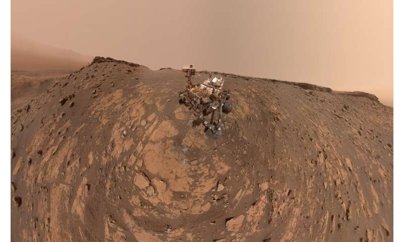 Curiosity Mars rover takes a new selfie before record climb