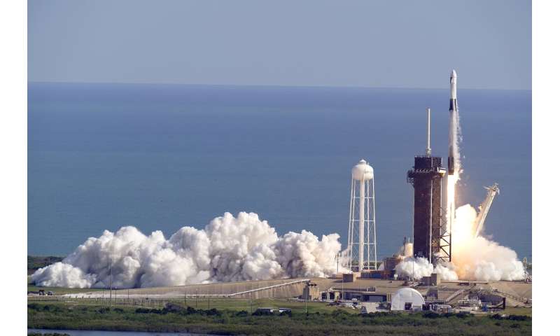 Double Dragons: SpaceX launches space station supplies