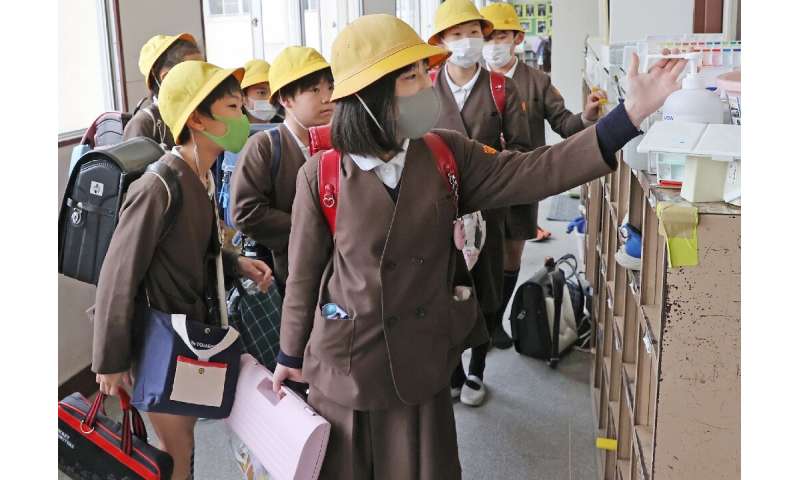 在日本，几乎所有学校在三月和春假期间都停课