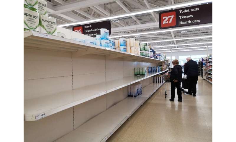 伦敦一家超市的卫生纸货架几乎空无一物